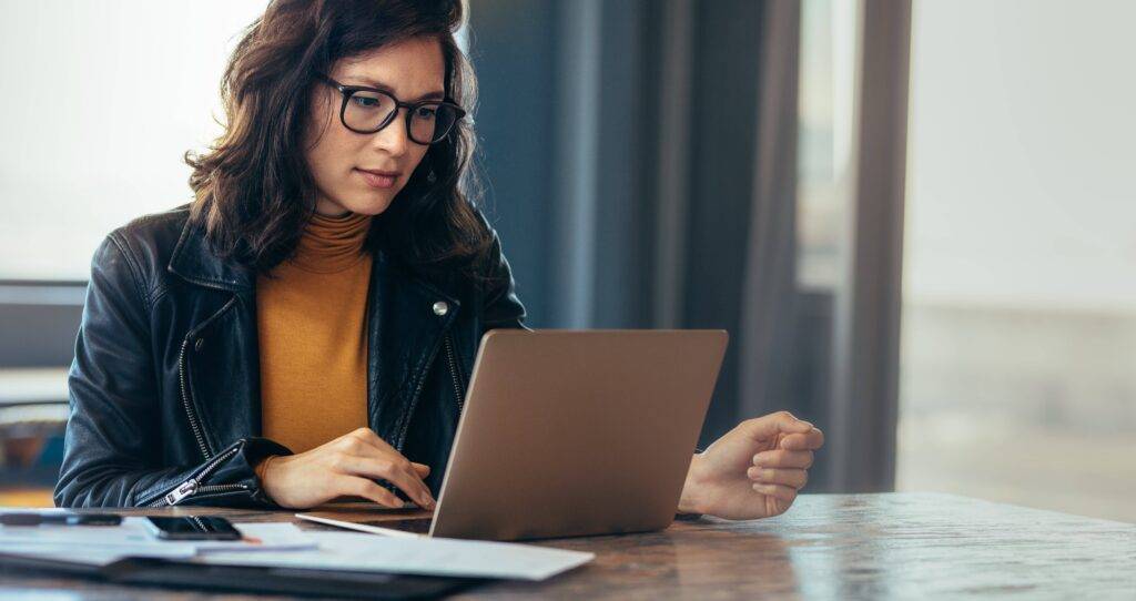 lady at desk with computer